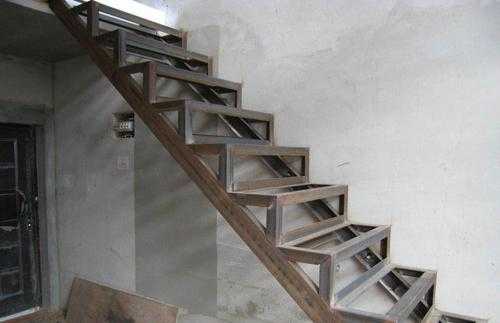 钢结构滑动楼梯（钢结构楼梯安装施工工艺）
